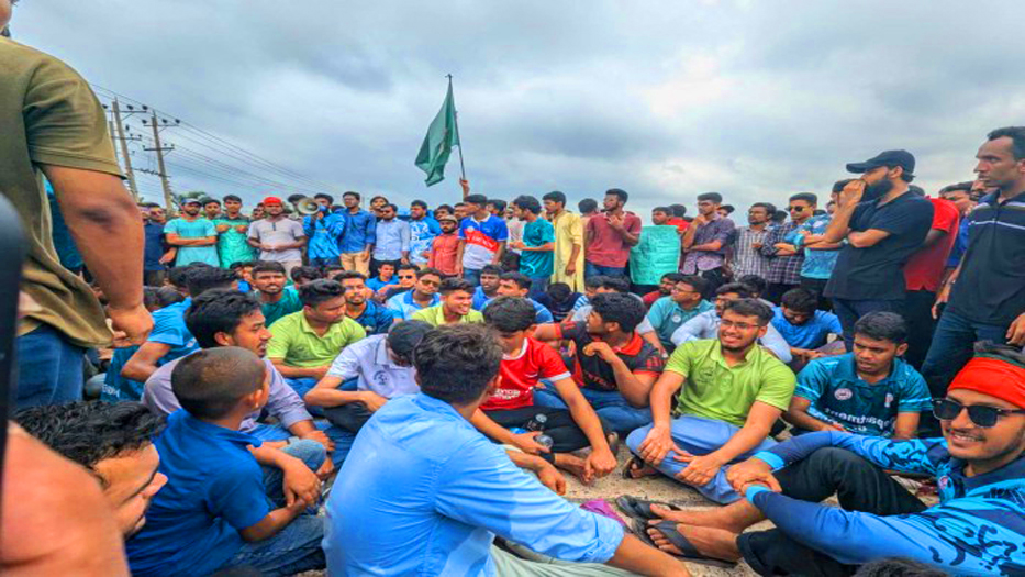 কোটা বাতিলের দাবিতে রাবি শিক্ষার্থীদের সড়ক-রেললাইন অবরোধ 